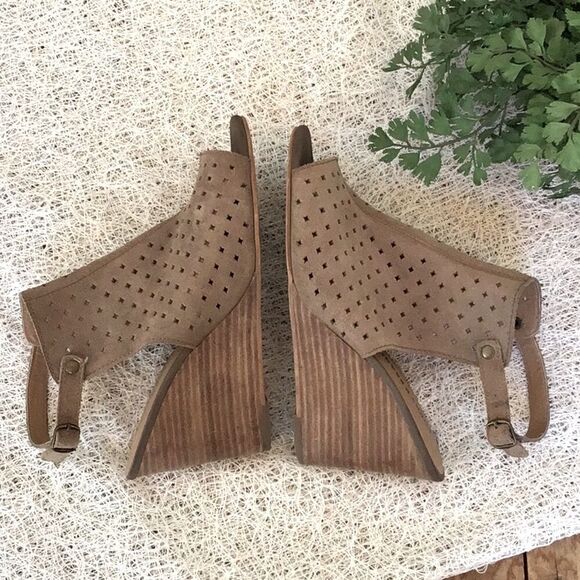 Lucky Brand RIGINA Taupe Perforated Stacked Wedge Heel Sandals - Picture 3 of 14